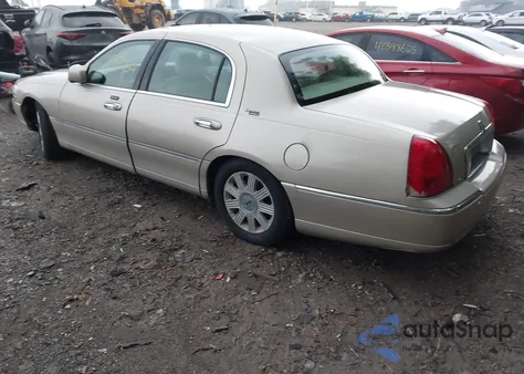 2005 Lincoln Town Car Signature Limited z USA, uszkodzony, nr VIN 1LNHM82W45Y601827